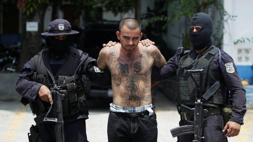 El Salvador  Imagem mostra o momento da prisão de Gustavo Nerio, conhecido como “El Tigre” e um dos maiores traficantes em atividade em El Salvador. Ele foi preso nessa semana e foi apresentado à imprensa em seguida. 
