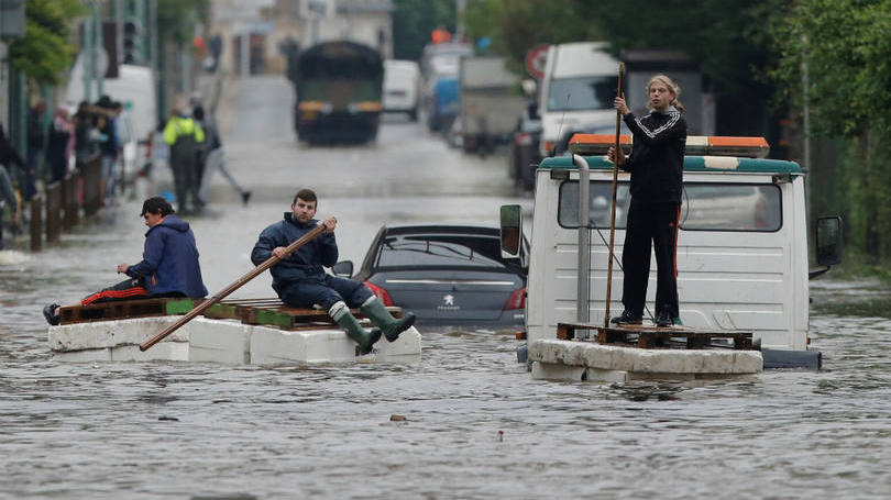 França  Nos arredores de Paris, moradores que se recusaram a deixar suas casas são fotografados em meio à enchente. Nesta semana, pela primeira vez em 34 anos, o nível do rio Sena superou a marca dos 6 metros, causando inundações em várias regiões da capital francesa, especialmente ao sul. 