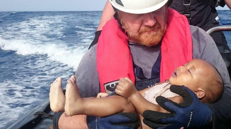 Líbia  Imagem mostra o momento em que um oficial italiano retirou do mar o corpo de um bebê que estava numa embarcação que naufragou na costa da Líbia na última sexta-feira. A foto só veio à tona nessa semana e emocionou por conta da crise de refugiados, a maior desde a Segunda Guerra Mundial, que se desenrola hoje no mundo.