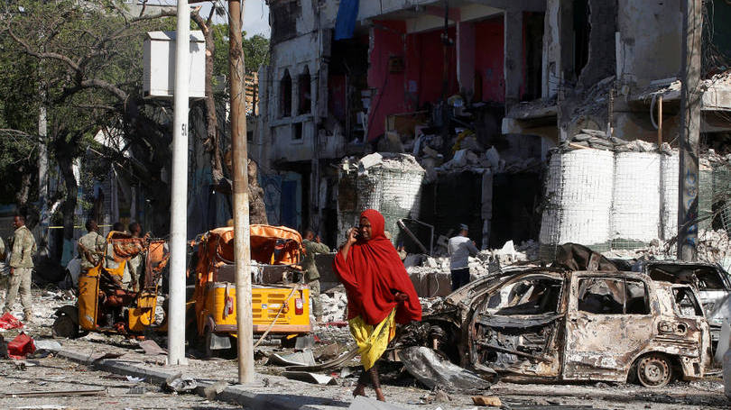 Somália  Uma mulher caminha em frente ao Hotel Ambassador, em Mogadíscio, onde o grupo terrorista Al Shabaab realizou um atentado que deixou ao menos dez mortos e feriu mais de 40 nesta semana.