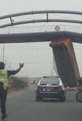 Esta ponte metálica, que faz parte de um projecto de colocação de 104 estruturas de passagem pedonal sobre as rodovias que circundam a cidade de Luanda