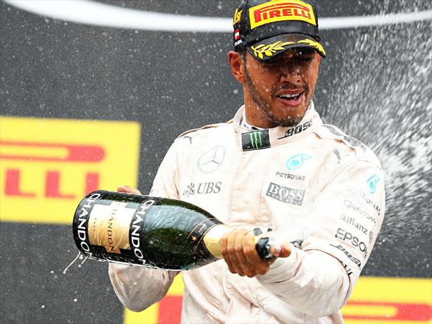 Inglês Lewis Hamilton venceu o GP da Áustria após toque na última volta com Nico Rosberg, da Mercedes