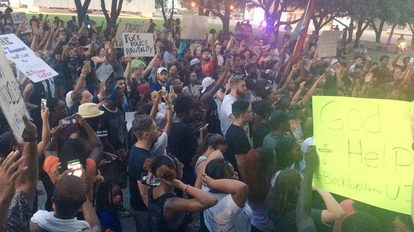 Estados Unidos  A semana nos EUA foi marcada por novos atos de violência policial, aparentemente motivados por racismo: foram dois assassinatos de jovens negros nesta semana, no Minnesota e na Louisiana. Para agravar, cinco policiais foram mortos na noite de quinta-feira, durante um protesto contra o racismo em Dallas, no Texas