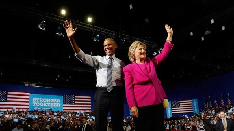 Estados Unidos  Pela primveira vez, Obama saiu em campanha para apoiar a antiga rival Hillary. Na foto, o presidente dos Estados Unidos acena para a multidão ao lado da candidata democrata à Presidência dos EUA, durante comício de campanha em Charlotte
