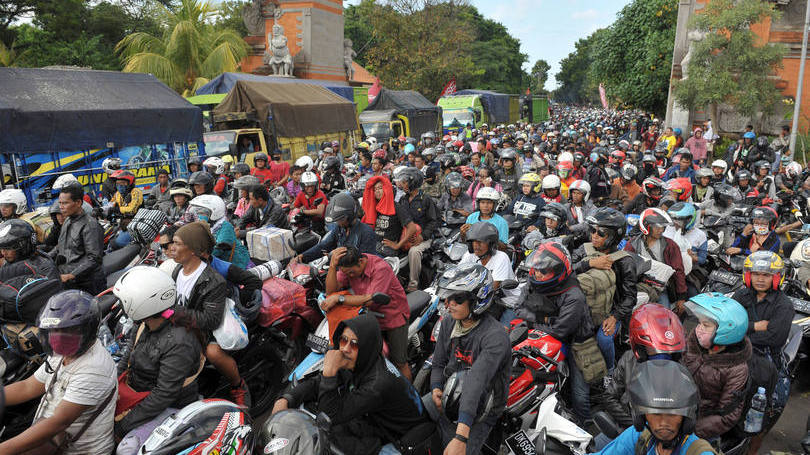 Indonésia

Doze pessoas morreram em um congestionamento de 20 quilômetros que durou três dias na Indonésia e bloqueou milhares de pessoas, indicaram autoridades na sexta-feira.