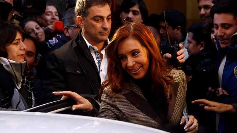 Argentina  A Justiça Federal da Argentina determinou o congelamento das contas bancárias de Cristina Kirchner até que a ex-presidente do país aceite o embargo de 15 milhões de pesos (cerca de US$ 1 milhão) fixado pela justiça, dentro do caso conhecido como "Dólar Futuro", que investiga irregularidades no Banco Central.