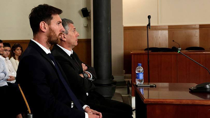 Espanha  O astro do Barcelona Lionel Messi foi condenado a 21 meses de prisão e multado em 2 milhões de euros por um tribunal de Barcelona por ser considerado culpado de três acusações de fraude fiscal. O jogador e o pai vão recorrer ao Supremo Tribunal espanhol.