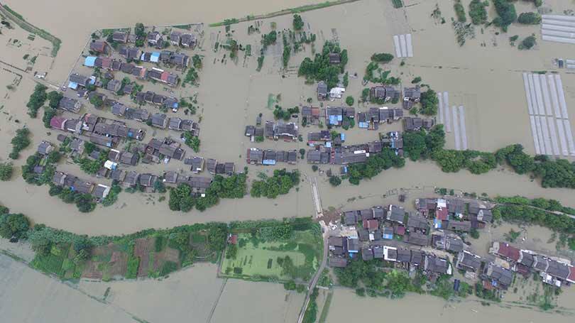 Vista aérea mostra dezenas de casas inundadas em vilarejo na província de Jiangsu, China, em 04 de julho. 