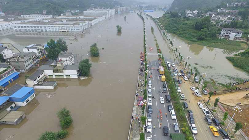 Vista aérea mostra rodovia e casas alagadas por fortes chuvas em Ghizhou, província da China, em 28 de junho. 