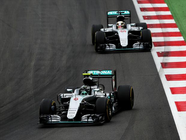 Nico Rosberg bateu com Lewis Hamilton e levou a pior. Rival inglês foi o vencedor do GP da Áustria