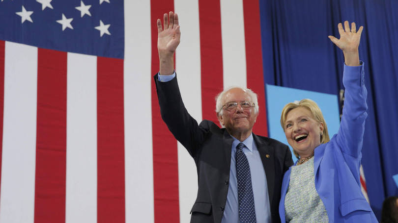Hillary e Bernie: ao contrário de Sanders, a campanha de Hillary ainda é majoritariamente financiada por doações dos banqueiros de Wall Street ou das gigantes de tecnologia do Vale do Silício