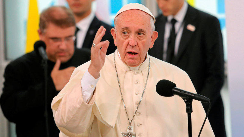 Papa: o Senhor "espera que, entre todos os contatos e os chats de cada dia, esteja em primeiro lugar o fio de ouro da oração"