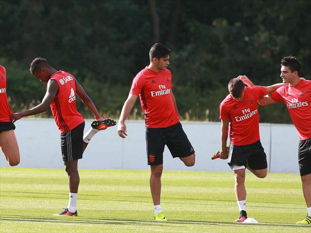 Fora dos Jogos do RJ, mexicano trabalha com o restante do grupo do Benfica