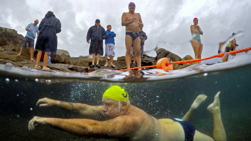 Austrália

Nadadores de águas frias se preparam para mergulhar na praia Maroubra, em Sydney. 