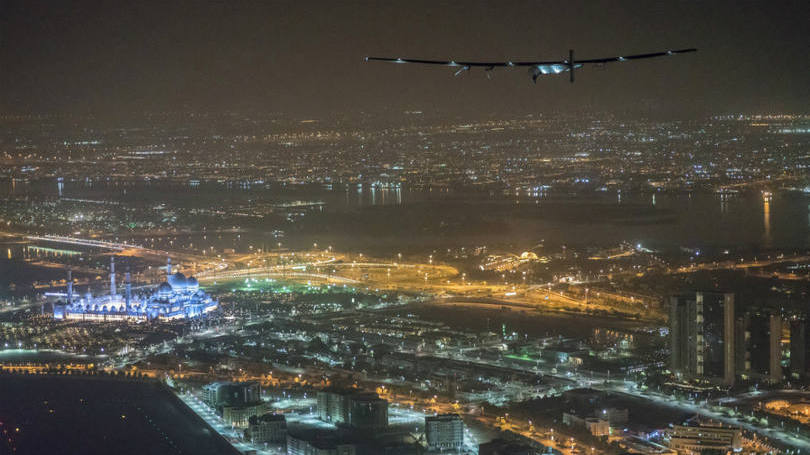 Emirados Árabes Unidos Avião movido a energia solar, o Solar Impulse 2 é fotografado enquanto sobrevoa Abu Dhabi, a capital dos Emirados Árabes Unidos, momentos antes de completar a primeira volta ao mundo de um avião que não usa combustíveis fósseis.