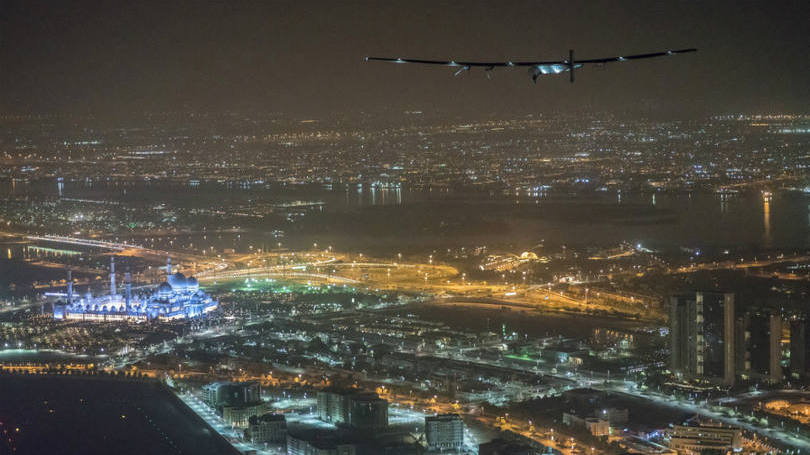 Emirados Árabes Unidos

Avião movido a energia solar, o Solar Impulse 2 é fotografado enquanto sobrevoa Abu Dhabi, a capital dos Emirados Árabes Unidos, momentos antes de completar a primeira volta ao mundo de um avião que não usa combustíveis fósseis. 