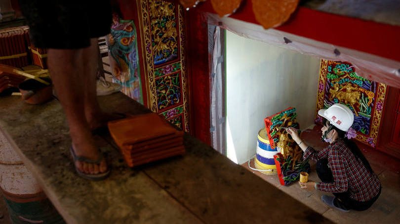 China

Artesã é fotografada enquanto pinta um objeto religioso em uma fábrica especializada na produção desses itens para templos de toda a China. 