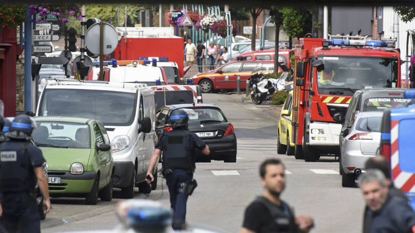 França Polícia cerca os arredores de uma igreja na pequena Saint-Etienne-du –Rouvray, na Normandia. Nesta semana, dois homens que teriam jurado lealdade ao Estado Islâmico invadiram o local e fizeram cinco reféns. Ao final do ataque, degolaram o padre e mataram uma das pessoas que estava na igreja no momento. Ambos morreram depois da chegada da polícia francesa.