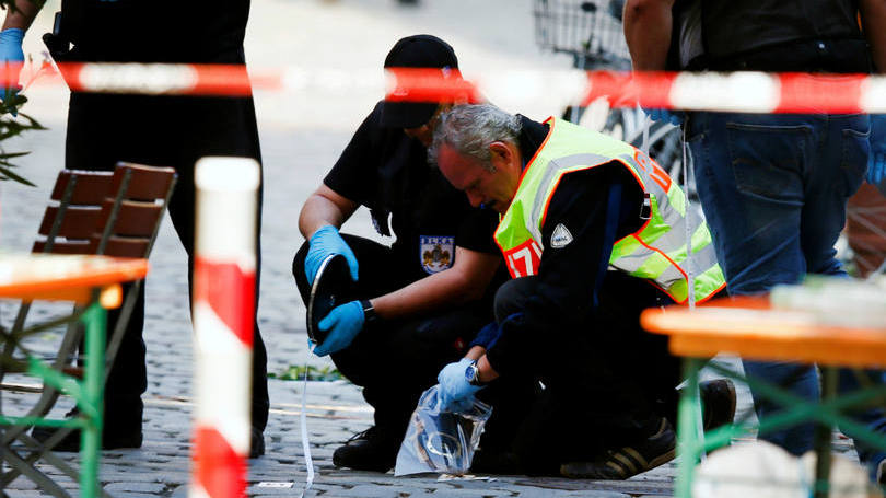 Alemanha

Polícia investiga cena onde um homem explodiu uma bomba em um festival de música na cidade de Ansbach, Alemanha. O responsável pelo ataque era um solicitante de refúgio da Síria e tinha tendências suicidas, segundo revelou o seu terapeuta. O incidente deixou 15 feridos. 
