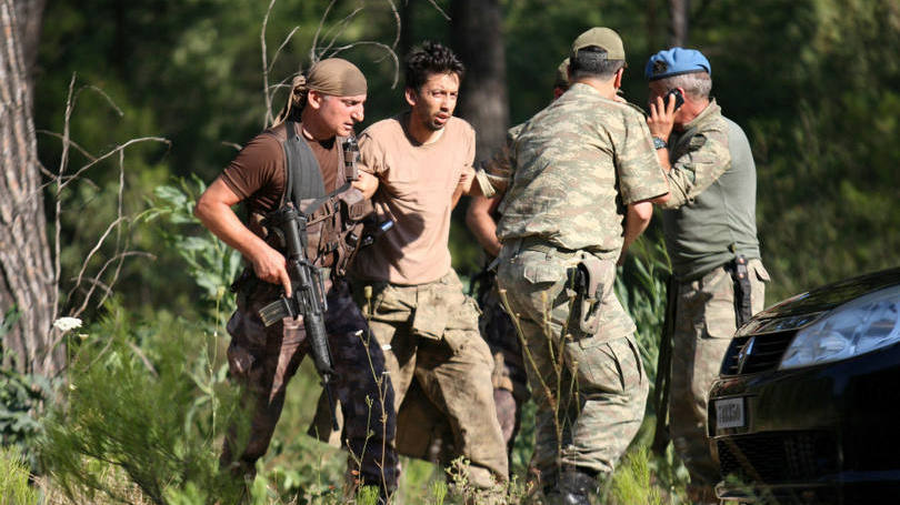 urquia Soldados turcos prendem um sargento acusado de ter participado da tentativa de golpe na Turquia em 15 de julho. Nesta semana, um preocupante relatório conduzido pela Anistia Internacional denunciou os abusos de autoridades turcas nos centros de detenção do país e cobrou que fosse dado acesso a eles para observadores internacionais de direitos humanos.