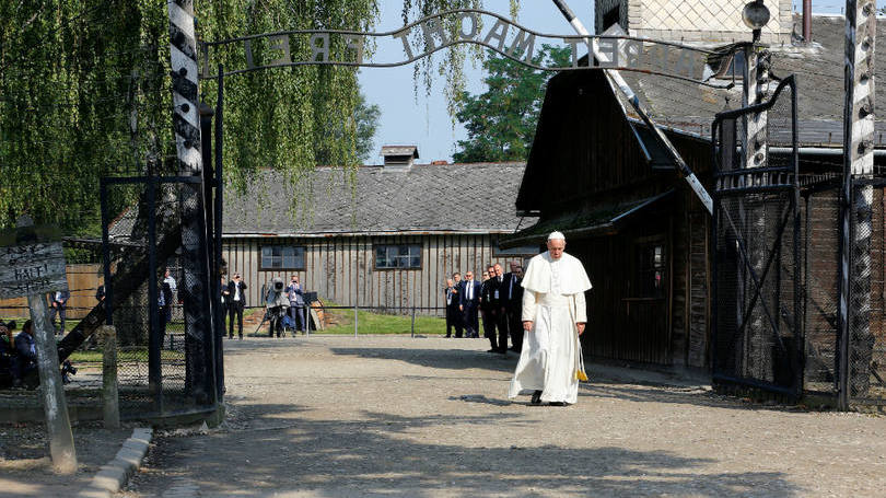 Polônia Em visita histórica à Polônia, o papa Francisco visitou o campo de extermínio de Auschwitz-Birkenau. Lá, disse que “a crueldade não terminou” e que ainda há tortura e violência acontecendo em todo o mundo.