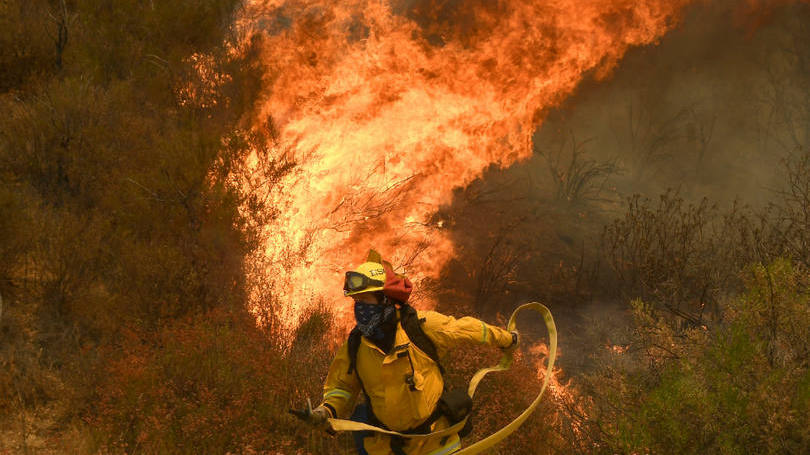 Estados Unidos Bombeiro é fotografado durante tentativas de apagar os incêndios de altas proporções que atingem a região de Los Angeles, na Califórnia.
