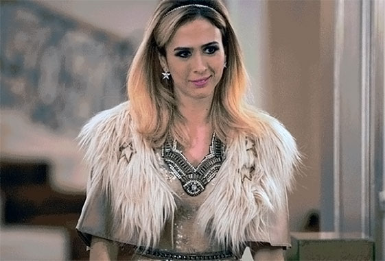 Rebca diz a Penélope que precisa conquistar Aparício. Penélope pede a Henrique para conhecer o trabalho dele. Carmela aproveita a chegada de Tancinha ao casamento e exibe o vídeo de Apolo na cama com outra mulher