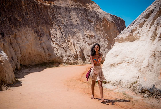 Luiza reclama por Fábio não prestar atenção em Tânia. Gabriel pega o biquíni de Sula e Joana fica irritada. Ricardo demite Jorjão