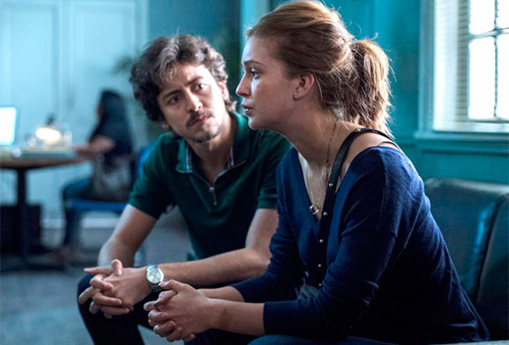 Otto tenta consolar Isabela e os dois se beijam. Vicente flagra Isabela e Otto juntos. Elisa vê Vicente atirar em Isabela e se desespera. Vicente é preso