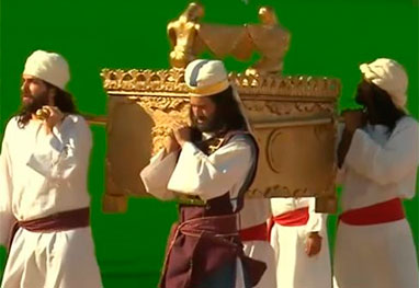 Na margem do Jordão, os hebreus observam, admirados e emocionados, o rio aberto diante da Arca. Josué cavalga até o começo do leito seco e todo o povo começa a segui-lo