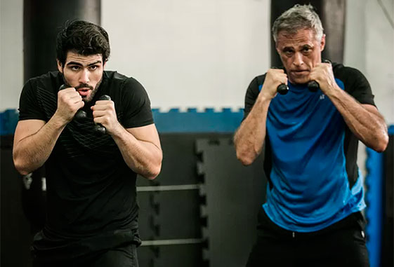 Fábio discute com Manuela. Jéssica cobra a mensalidade atrasada de Rômulo