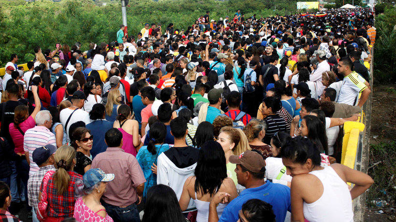 Venezuelanos atravessam a fronteira com a Colômbia após abertura de corredor humanitário para permitir compra de alimentos e produtos básicos
