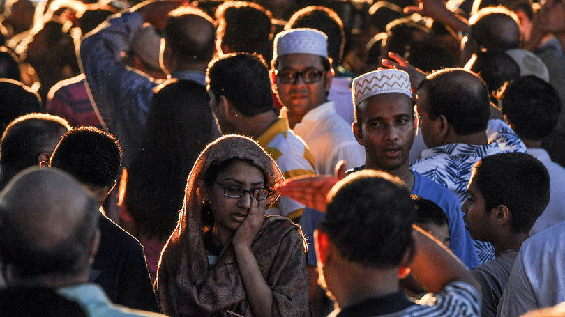 Crime: membros da comunidade muçulmana se reúnem em local de assassinato do Imam Maulama Akonjee e Thara Uddin