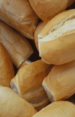 Para o empresário é urgente que o preço do pão seja fixado para permitir que chegue a mesa de todas as famílias. 