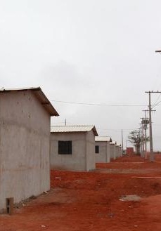 António Flor disse estar satisfeito com o estágio actual do projecto que envolveu o desmatamento do terreno, desminagem e construção de estaleiros