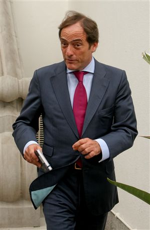 Ainda chefe da diplomacia portuguesa, Paulo Portas fazia uma visita de 48 horas à capital angolana e defendia a "relação bilateral" que, disse,