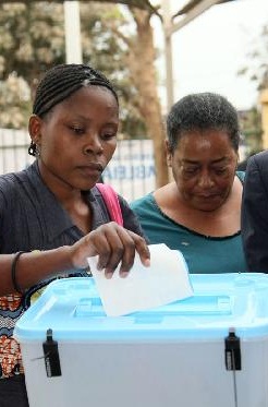 Explicou que o trabalho do fiscal consubstancia-se em acompanhar o registo eleitoral e deve estar presentes nas horas e dias marcados, por formas a certificar-se da actividade