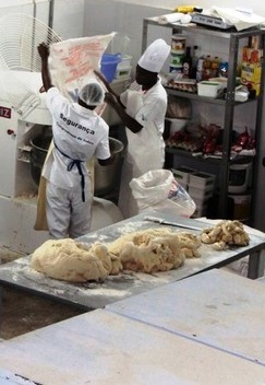 Os referidos indivíduos foram detidos por desobediência a uma proibição de comercializarem pão supostamente fabricado com água insalubre retirado de um reservatório em mal condição de higiene