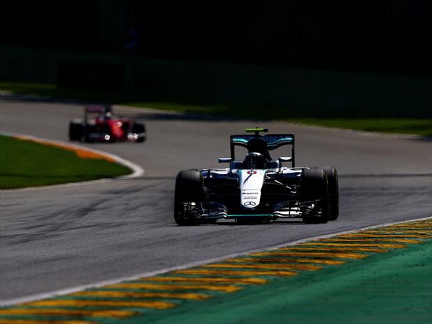 Nico Rosberg sofreu dificuldades nos treinamentos, mas acabou com a pole position