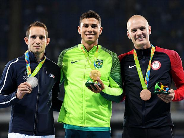 Medalhista de ouro no salto com vara, Thiago Braz mostra espírito olímpico na premiação desta terça-feira