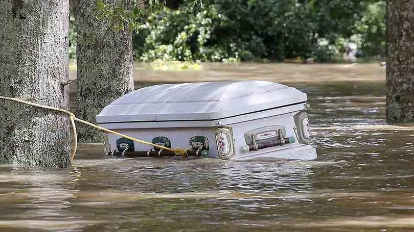 Um caixão flutua nas águas da inundação em Ascension Parish, Louisiana