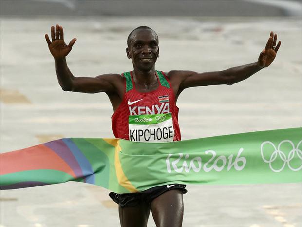 Aos 31 anos, Eliud Kipchoge comemora o primeiro ouro olímpico