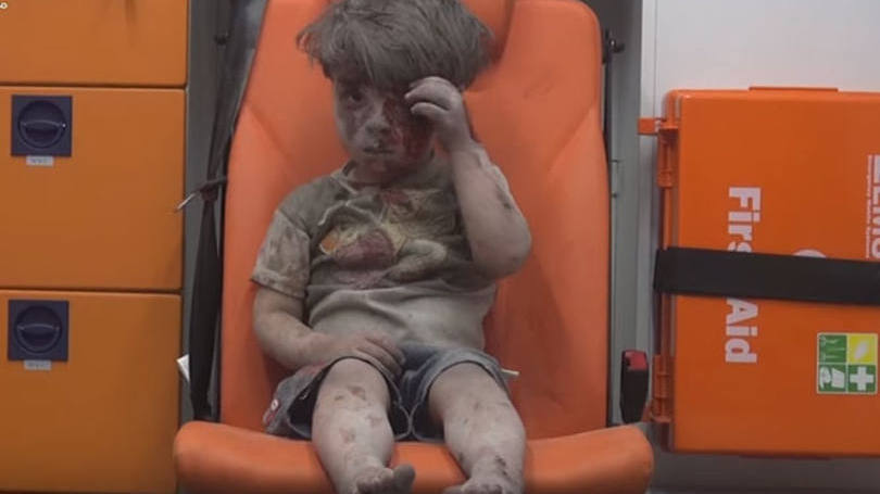 Resgate em Aleppo: Omran foi resgatado junto com seus irmãos após um ataque aéreo no bairro de Qaterji, controlado pelos rebeldes