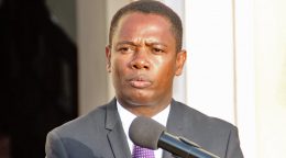 O Ministro da Finanças, Olavo Correia, reúne-se com os funcionários da Alfândega do Mindelo e pede cautela aos trabalhadores, uma vez que considera prematura a conclusão que a criação de uma Autoridade Tributária não é adequada para Cabo Verde.