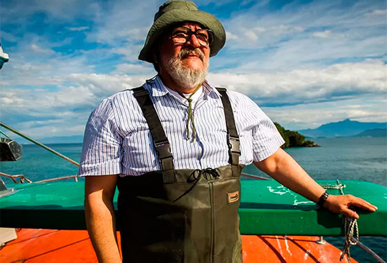  Lenita se aproxima de Vittorio. Chica pressente que Mario salvará Alice.