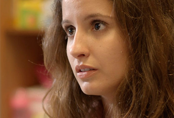 Ricardo ameaça demitir Lucas, que repreende Juliana. Caio revela a Bárbara que era amigo de Carmem