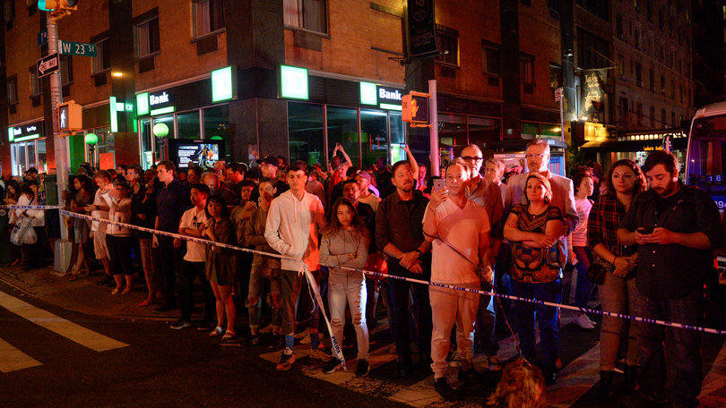 Explosão em Nova York: pessoas observam área que foi isolada pela polícia