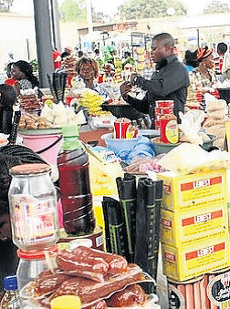 De entre os 33 bens de consumo que compõem a lista, o tomate, a cenoura, a batata-doce e o pão foram os que registaram maiores descidas nos preços, em Julho e Agosto