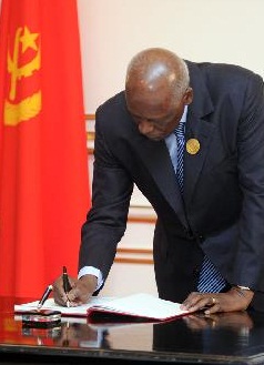 Uma nota de imprensa da Casa Civil do Presidente da República indica que  o Presidente José Eduardo dos Santos, fazendo uso da faculdade que lhe confere a Constituição da República