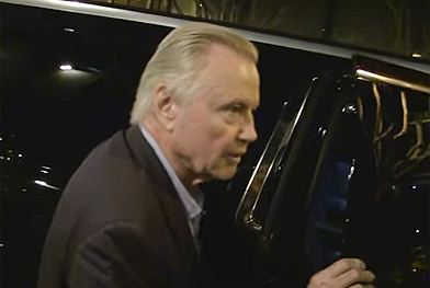 Jon Voight foi cercado pelos paparazzi após sair de um restaurante